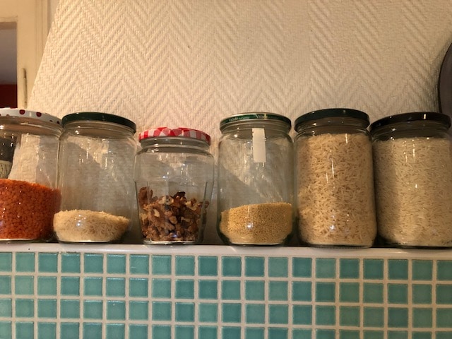 bocaux sur les étagères de ma cuisine