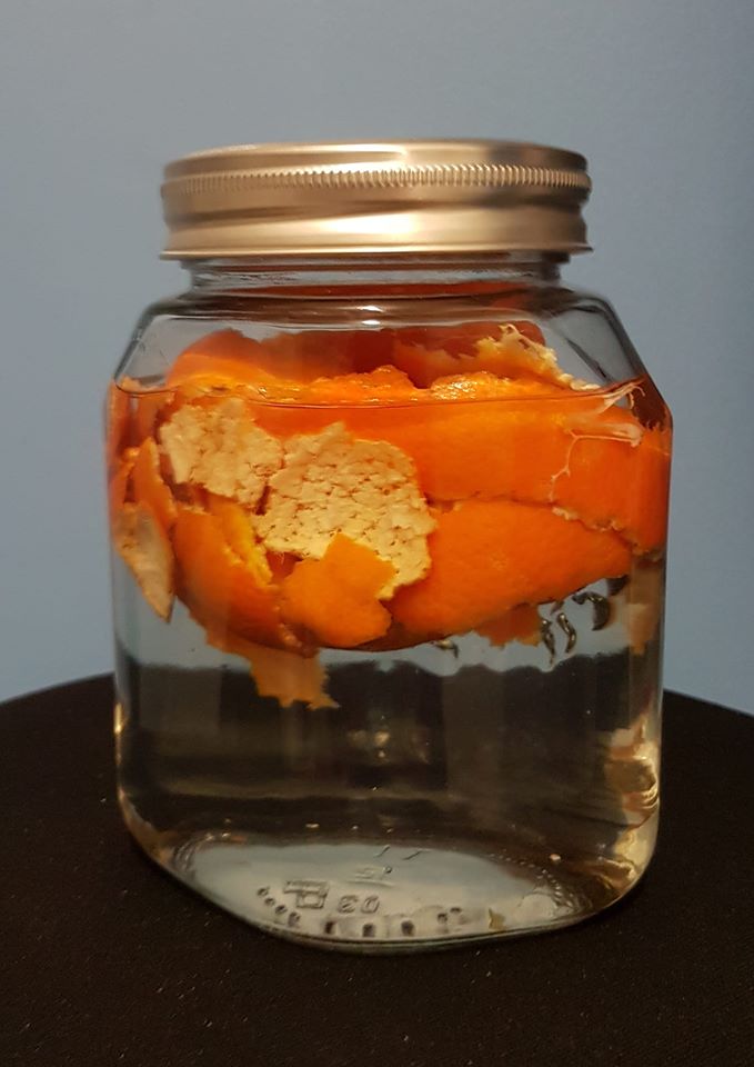 laisser macérer les pelures dans le vinaigre blanc